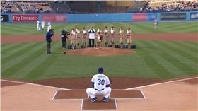 空姐開球（圖／翻攝自YouTube）