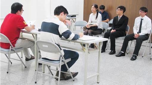 不值錢？調查：學歷越高起薪成長越低