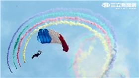 今天上午在鳳山陸官神龍小組實施高空跳傘預演，女神龍李亭儇不慎跳出場外受傷，圖為女神龍李亭儇。（記者邱榮吉/攝影）（本報資料照片）