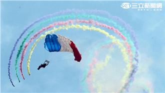 女神龍跳傘出意外　卡屋頂高掛半空中