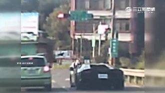 超跑闖紅燈挑釁員警　受困車陣照挨罰