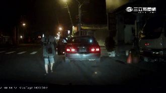 惡煞擋路不滿被糾正　竟亮槍恐嚇駕駛