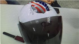 傅姓調查官騎車上班遭人狠砍一刀（翻攝畫面）