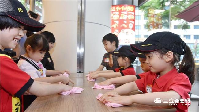 小小孩暑假去哪玩？到麥當勞打工趣！