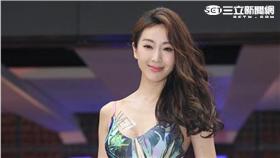 辣媽隋棠化身池畔女郎,優雅演繹夏日泳裝時尚