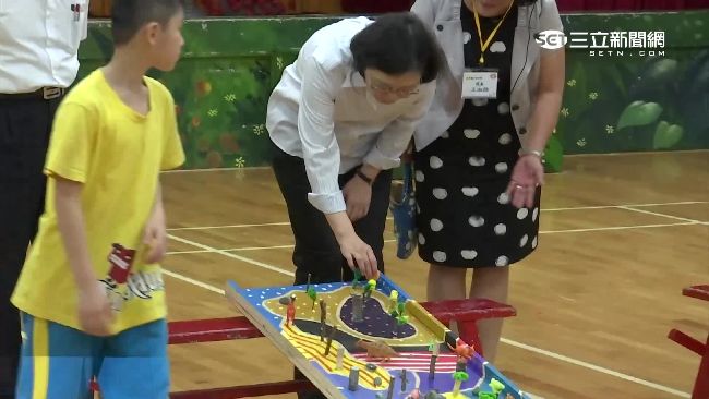 影／小英訪魔法學校　童心玩起彈珠台