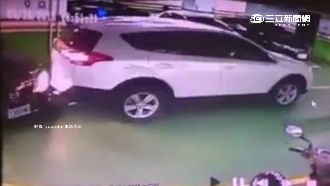 停車場倒車不長眼　駕駛急退仍被撞
