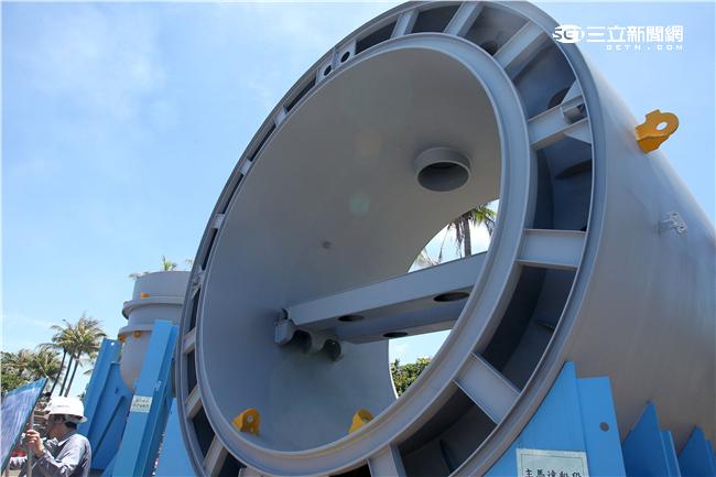 「高雄國際海事船舶展暨國防工業展」盼藉「國艦國造」推波助瀾，強化台灣船舶產業競爭力，台船公司已經有能力自製潛艦的壓力殼主馬達船段及艏部端版魚雷發射管。（記者邱榮吉/高雄拍攝）