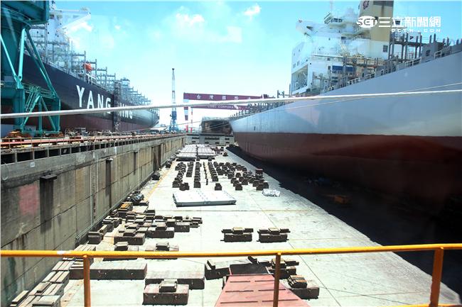 台船公司已經有能力自製潛艦的壓力殼主馬達船段及艏部端版魚雷發射管。（記者邱榮吉/高雄拍攝）