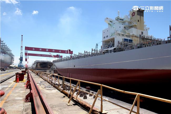 台船公司已經有能力自製潛艦的壓力殼主馬達船段及艏部端版魚雷發射管。（記者邱榮吉/高雄拍攝）