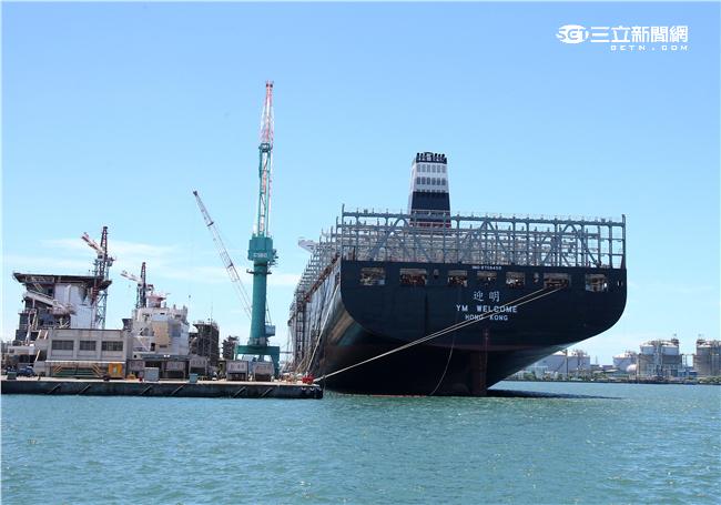 台船公司已經有能力自製潛艦的壓力殼主馬達船段及艏部端版魚雷發射管。（記者邱榮吉/高雄拍攝）