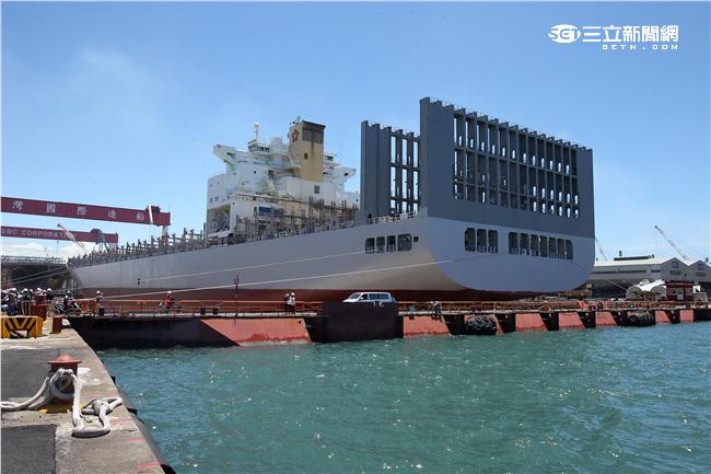 「高雄國際海事船舶展暨國防工業展」盼藉「國艦國造」推波助瀾，強化台灣船舶產業競爭力，台船公司已經有能力自製潛艦的壓力殼主馬達船段及艏部端版魚雷發射管。（記者邱榮吉/高雄拍攝）