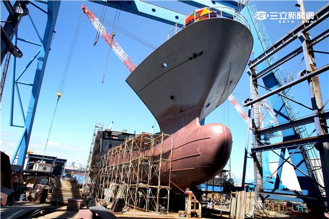 中信造船造船技術創新承造海巡署各型巡防艇、大型貨輪、客製化遊艇、遠洋漁船及維修海軍各種軍艦，絕對有能力造潛艦。（記者邱榮吉/高雄拍攝）

