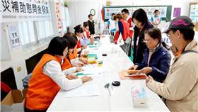 紅十字會發放南台地震慰助金－翻攝自中華民國紅十字會臉書專頁 https://www.facebook.com/roc.redcross/photos/pb.359834164093.-2207520000.1464375612./10153780990634094/?type=3&theater