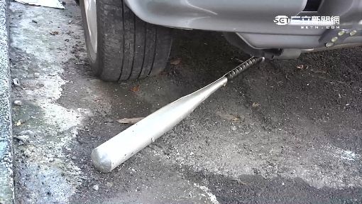 疑口角糾紛報復 惡煞持球棒砸車毆人