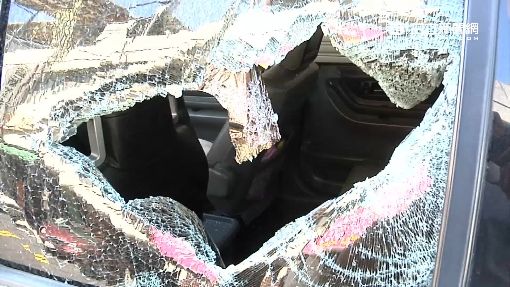 疑口角糾紛報復 惡煞持球棒砸車毆人