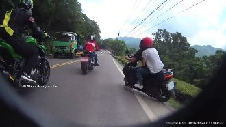 騎士載妹北宜狂飆　失控撞害重機慘摔