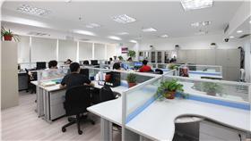 網友精闢解說公司人事異動的現象。（圖／翻攝自百度）
http://image.baidu.com/search/detail?ct=503316480&z=0&ipn=d&word=%E8%BE%A6%E5%85%AC%E5%AE%A4&step_word=&pn=47&spn=0&di=94812696220&pi=&rn=1&tn=baiduimagedetail&is=&istype=2&ie=utf-8&oe=utf-8&in=&cl=2&lm=-1&st=-1&cs=2314410476%2C1308735997&os=1255175586%2C4068449820&simid=27542723%2C602247168&adpicid=0&ln=1995&fr=&fmq=1464427888604_R&fm=result&ic=0&s=undefined&se=&sme=&tab=0&width=&height=&face=undefined&ist=&jit=&cg=&bdtype=0&oriquery=&objurl=http%3A%2F%2Fimage.sonhoo.com%2Fserver13%2Fuserpic%2Fxqj708090%2F266863320140709150561.jpg&fromurl=ippr_z2C%24qAzdH3FAzdH3Fvg_z%26e3Bf5gi55_z%26e3Bv54AzdH3Fv54rwgy_ojkAzdH3Ftg1jx-dmmbmnn_z%26e3Bip4s&gsm=0&rpstart=0&rpnum=0