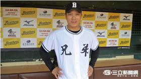 中信兄弟周思齊穿著復古球衣（圖／記者王怡翔攝）