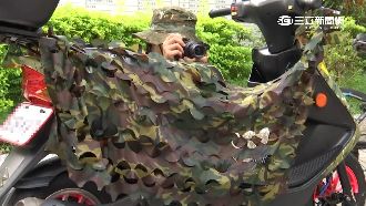 拍重機神偽裝　連人帶車山邊「隱形」