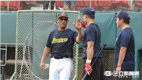 賽前克魯茲教練指導王勝偉（圖／記者王怡翔攝）