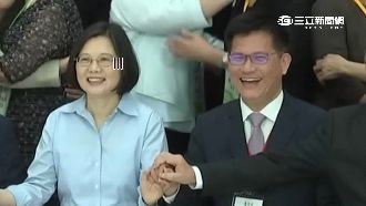 尷尬！被拱抱小英合照　沒首長敢造次