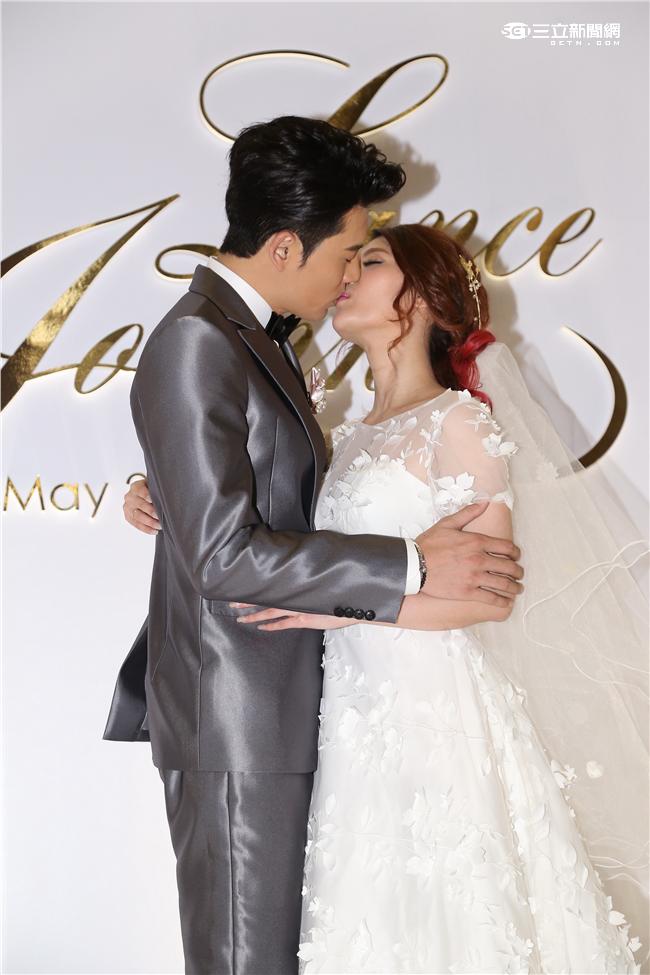 余秉諺與太太王依蕾補辦婚宴,余秉諺現場單膝跪地向王依蕾補求婚