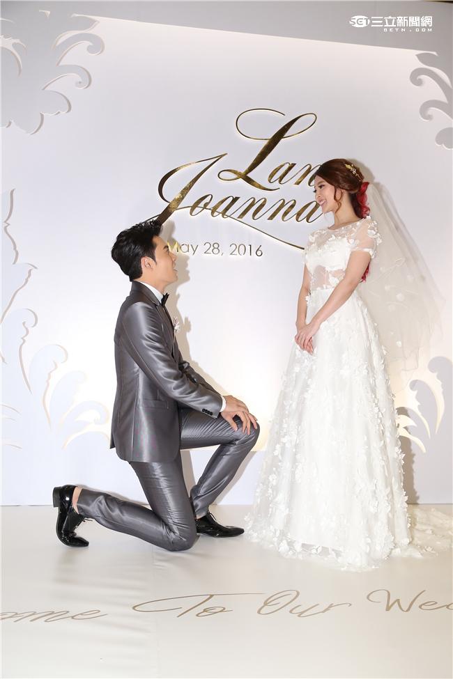 余秉諺與太太王依蕾補辦婚宴,余秉諺現場單膝跪地向王依蕾補求婚