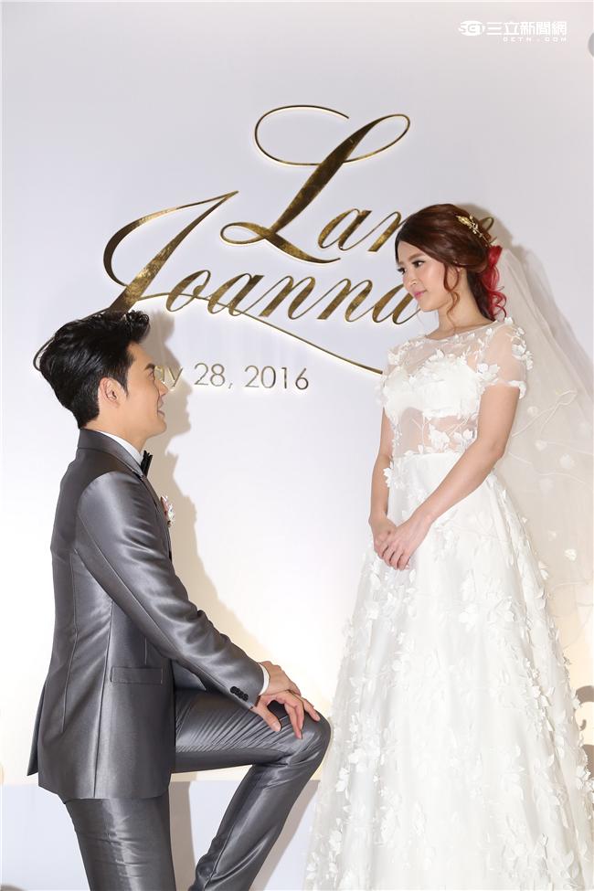 余秉諺與太太王依蕾補辦婚宴,余秉諺現場單膝跪地向王依蕾補求婚