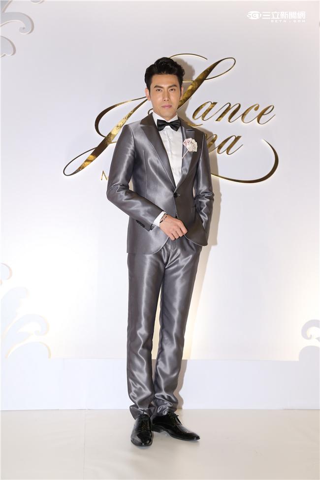 余秉諺與太太王依蕾補辦婚宴,余秉諺現場單膝跪地向王依蕾補求婚