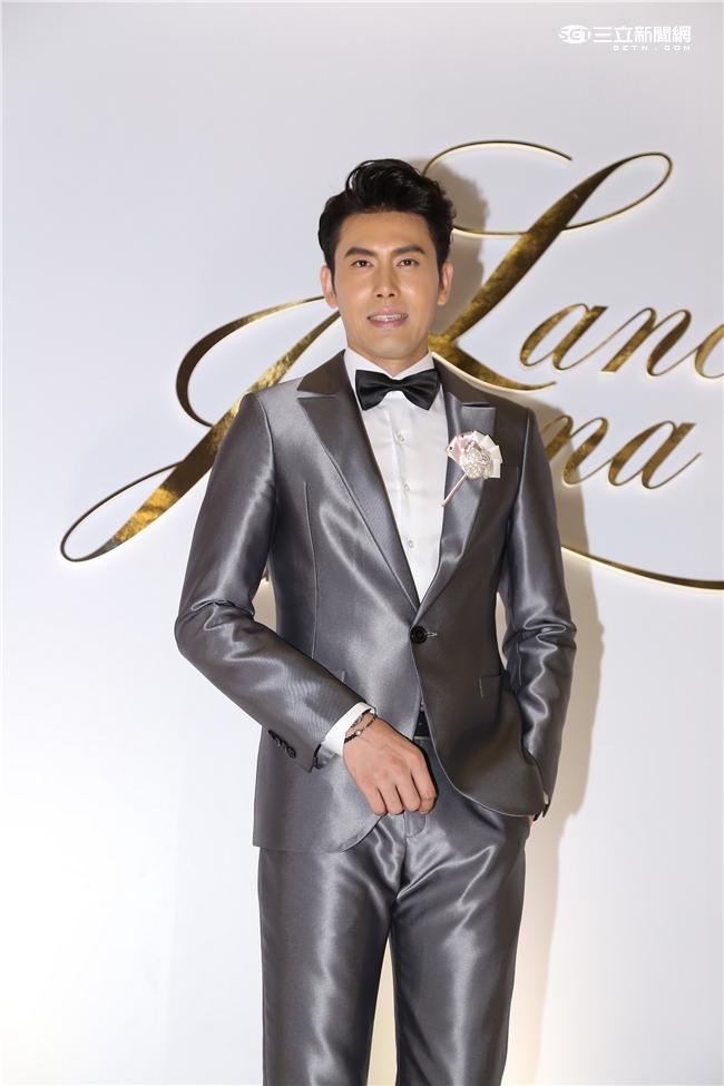 余秉諺與太太王依蕾補辦婚宴,余秉諺現場單膝跪地向王依蕾補求婚