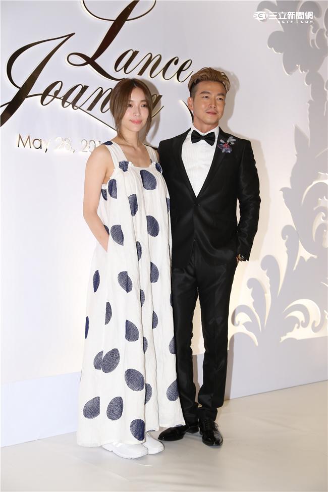 余秉諺與太太王依蕾補辦婚宴,余秉諺現場單膝跪地向王依蕾補求婚