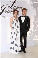 余秉諺與太太王依蕾補辦婚宴,余秉諺現場單膝跪地向王依蕾補求婚