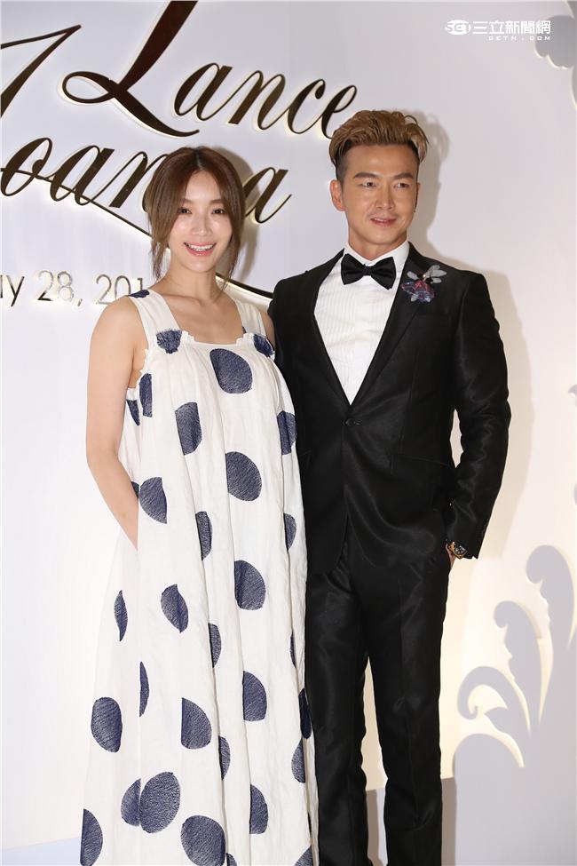 余秉諺與太太王依蕾補辦婚宴,余秉諺現場單膝跪地向王依蕾補求婚