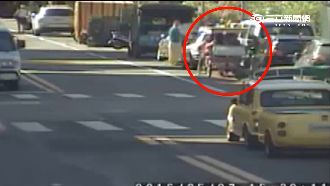 協力車撞凹路邊車　遊客沒查看還落跑
