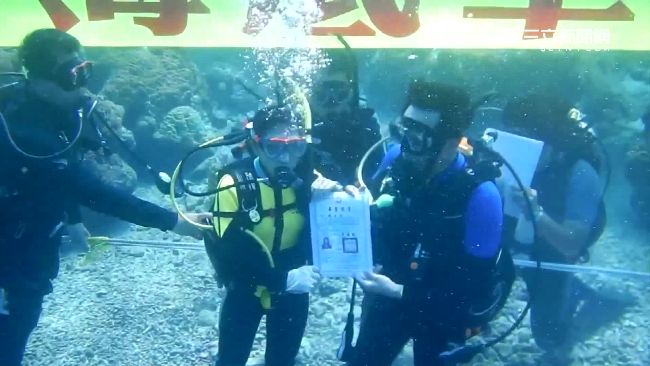 海底畢業典禮　他們潛水九米領證書！