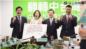 台中市長林佳龍、民進黨主席蔡英文、彰化縣長魏明谷、南投縣長候選人李文忠於中央黨部召開「翻轉中台灣，中彰投跨域建設」記者會。（資料照／林佳龍辦公室提供）