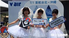 為了這隻熊　空姐披白紗東區街頭喊Yes,I Do！（圖／威航）