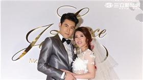 余秉諺與太太王依蕾補辦婚宴,余秉諺現場單膝跪地向王依蕾補求婚