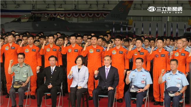 蔡總統首度視察國軍　合影比出戰力強