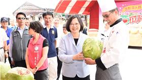 蔡英文總統出席花蓮「鳳林西瓜節」。總統府提供