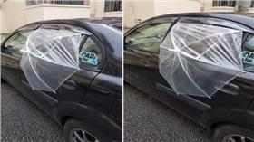 善心人士利用雨傘為車主擋雨／翻攝自Imran Kuna臉書