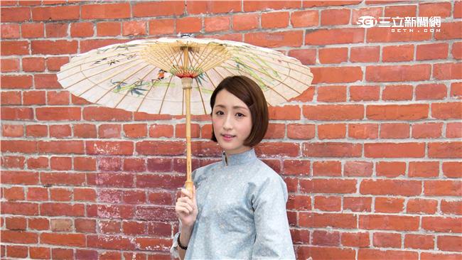 柯佳嬿穿戲服撐紙傘　熱到快魂飛魄散