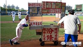 「汾條香腸」老闆陳憲問開球（圖／記者王怡翔攝）