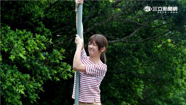 林逸欣挑戰爬竿　黃騰浩虧：好像樹懶
