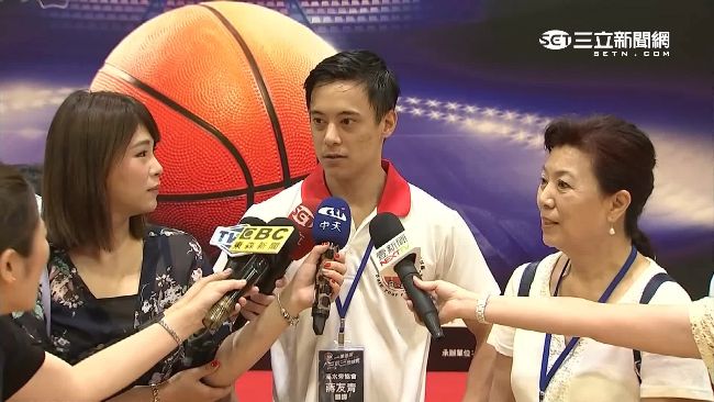 蔣友青甩失控事件　當翻譯員做公益