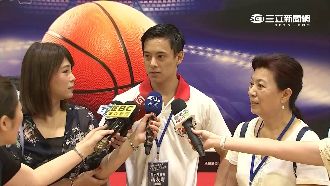 蔣友青甩失控事件　當翻譯員做公益