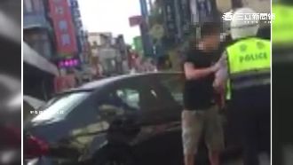 不滿警幫騎士說話　駕駛與警爆口角