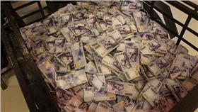 鈔票(翻攝自flickr使用者Chi-Hung Lin)

https://www.flickr.com/photos/92585929@N06/21263697484/in/photolist-auVod1-qyULEL-qhyxiM-qhqxif-qhywAp-pS7THS-qwGjXJ-pCdm2n-A6DTSL-pSfzQn-q9CNVd-5F2YVn-pS7TvN-pS8KhJ-q7pBYf-pSfARF-q9vLTk-pSgUYt-pS7S25-q9CNEU-7howB3-q9CMSS-fb4amH-eDt7bZ-eq4YX-8AVXiZ-7LJLJA-8gErEJ-Crccn-w53eju-yp11rS/