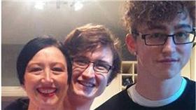 熟女
小鮮肉
姐弟戀
鏡報
http://www.mirror.co.uk/news/real-life-stories/mum-falls-toyboy-who-looks-8073151